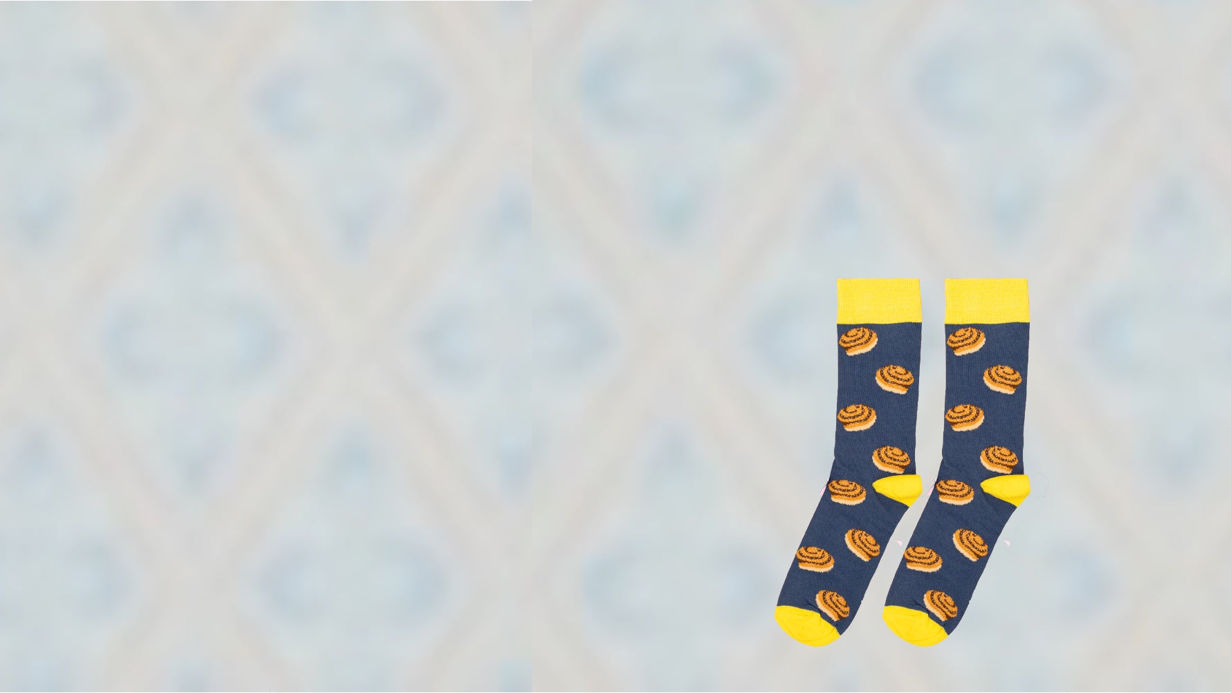 Zimtschneckensocken vor Schwedentapete