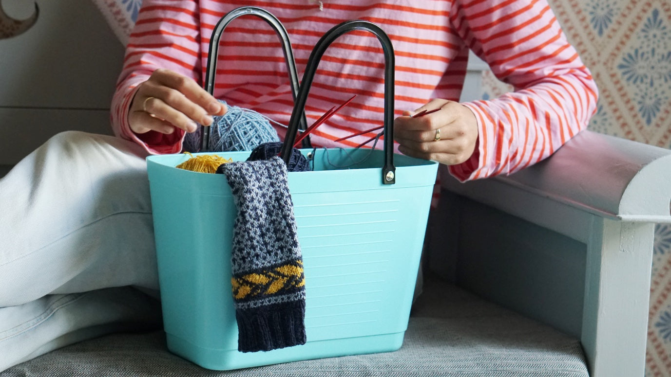 Hinza Tasche mit Strickzeug und Strickerin