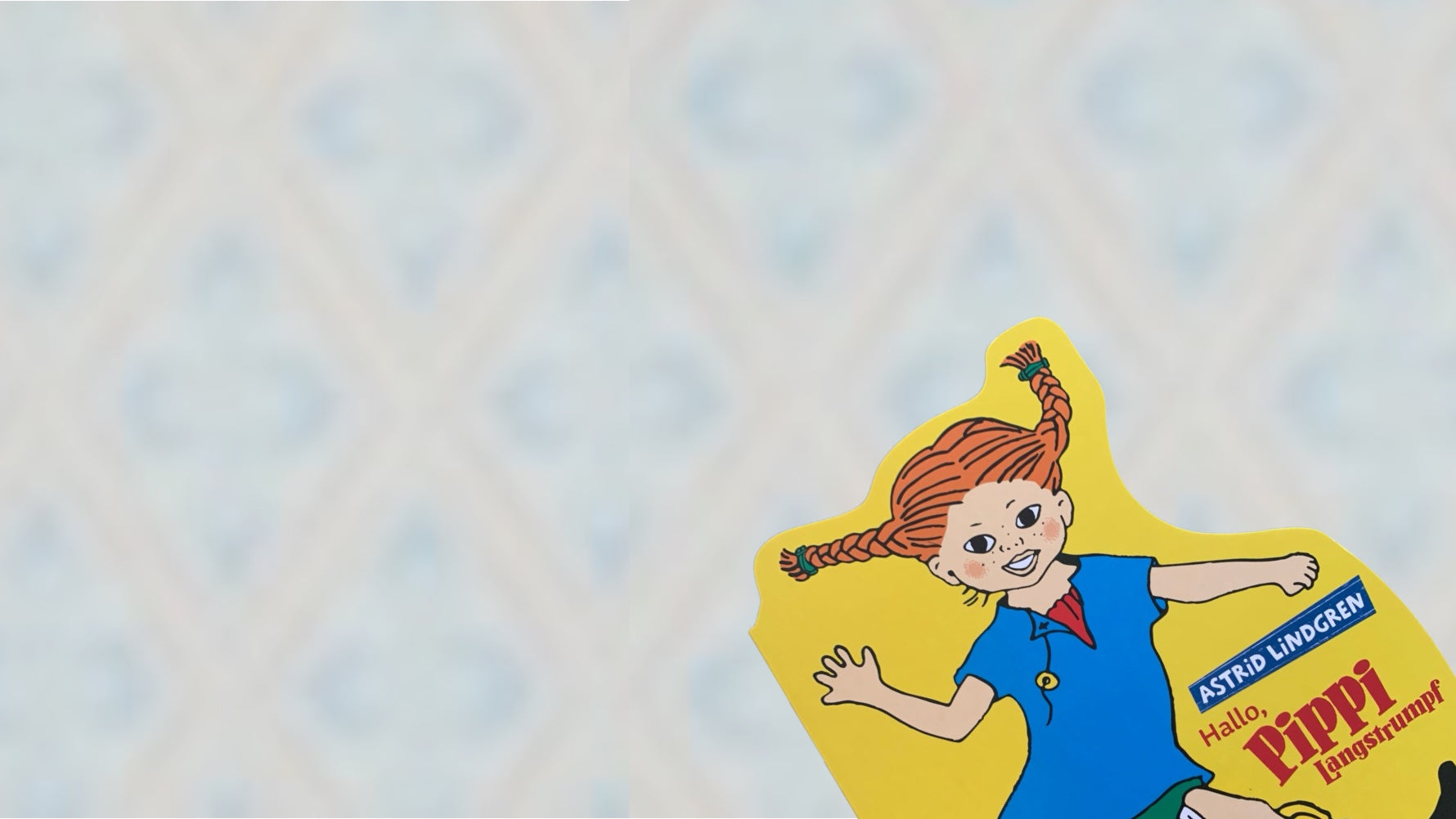 Pippi Buch vor Schwedentapete