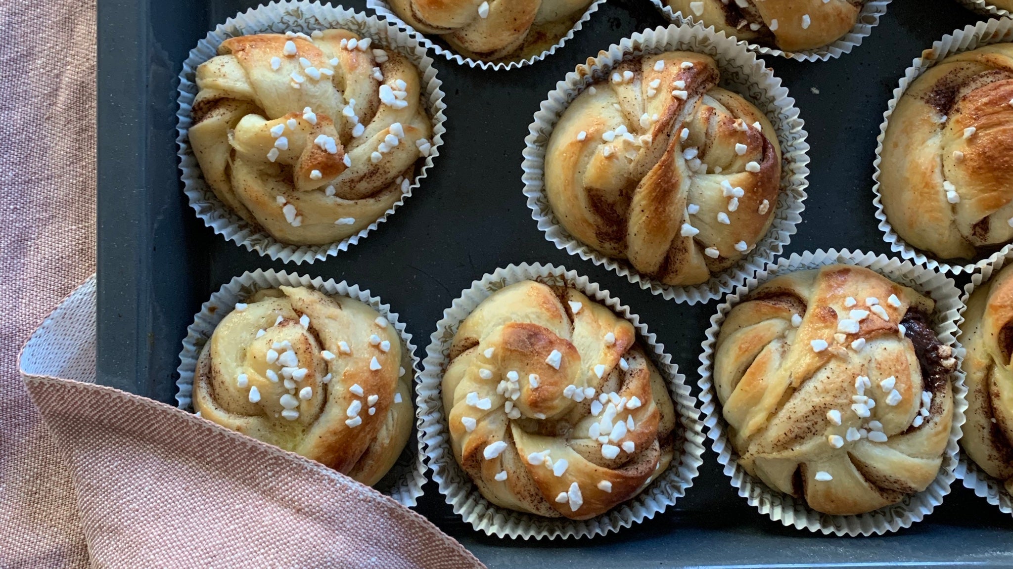 Frischgebackene schwedische Zimtschnecken auf einem Blech