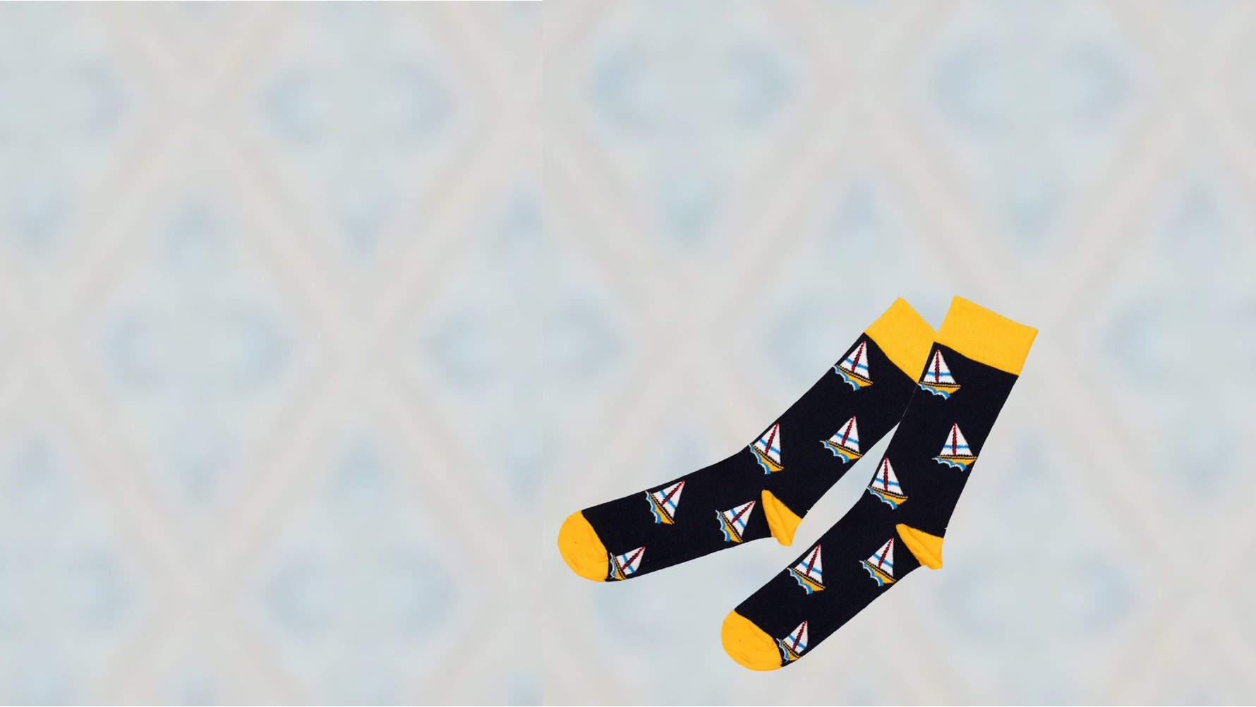 Socken mit Segelbooten vor Schwedentapete