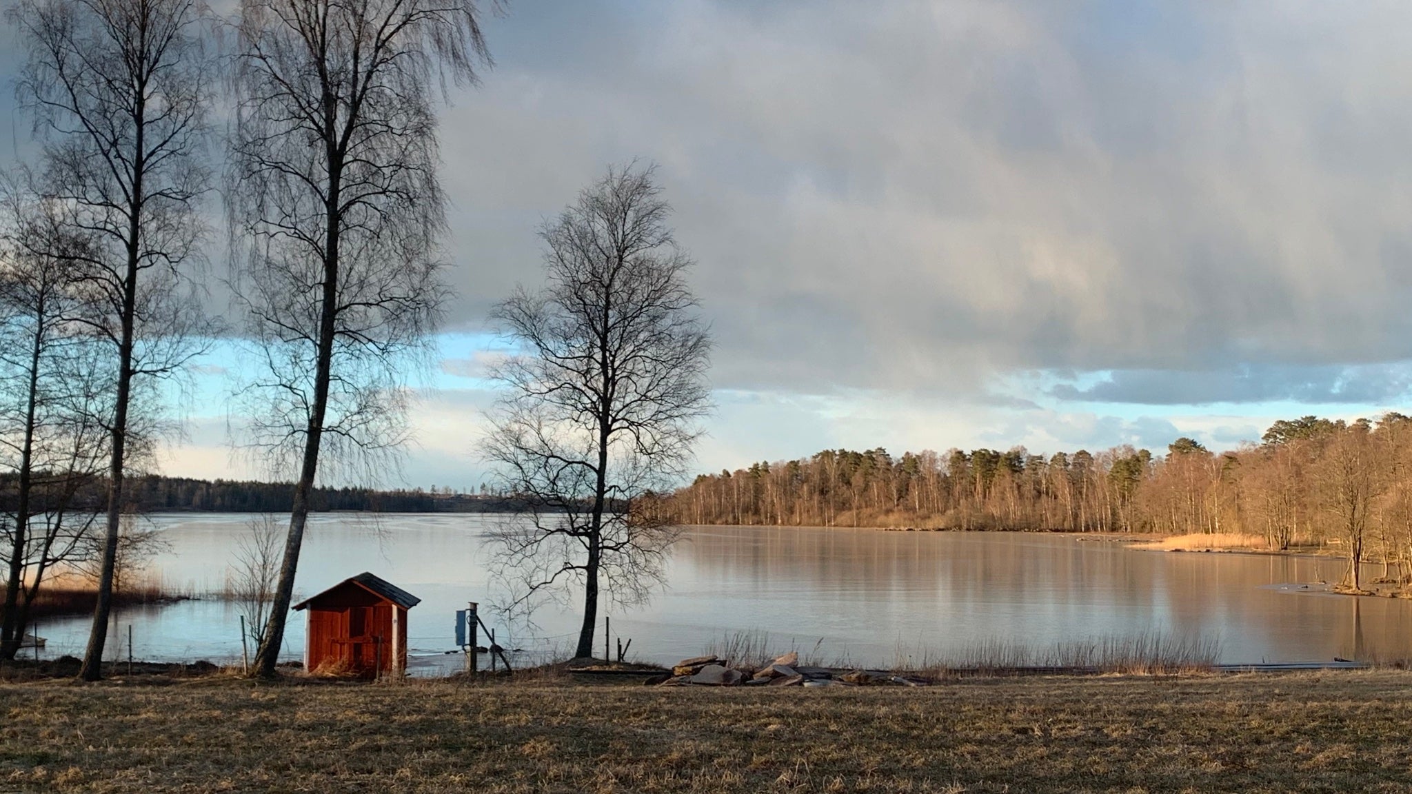 See im Abendlicht mit Wolken