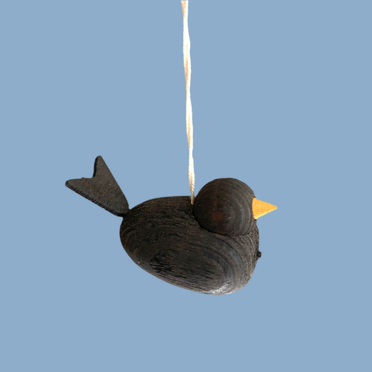 Vogel klein, dunkelgrau aus Holz mit Band