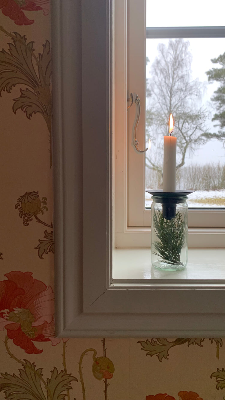 Kertenhalter Burk mit Glas in schwedischem Fenster