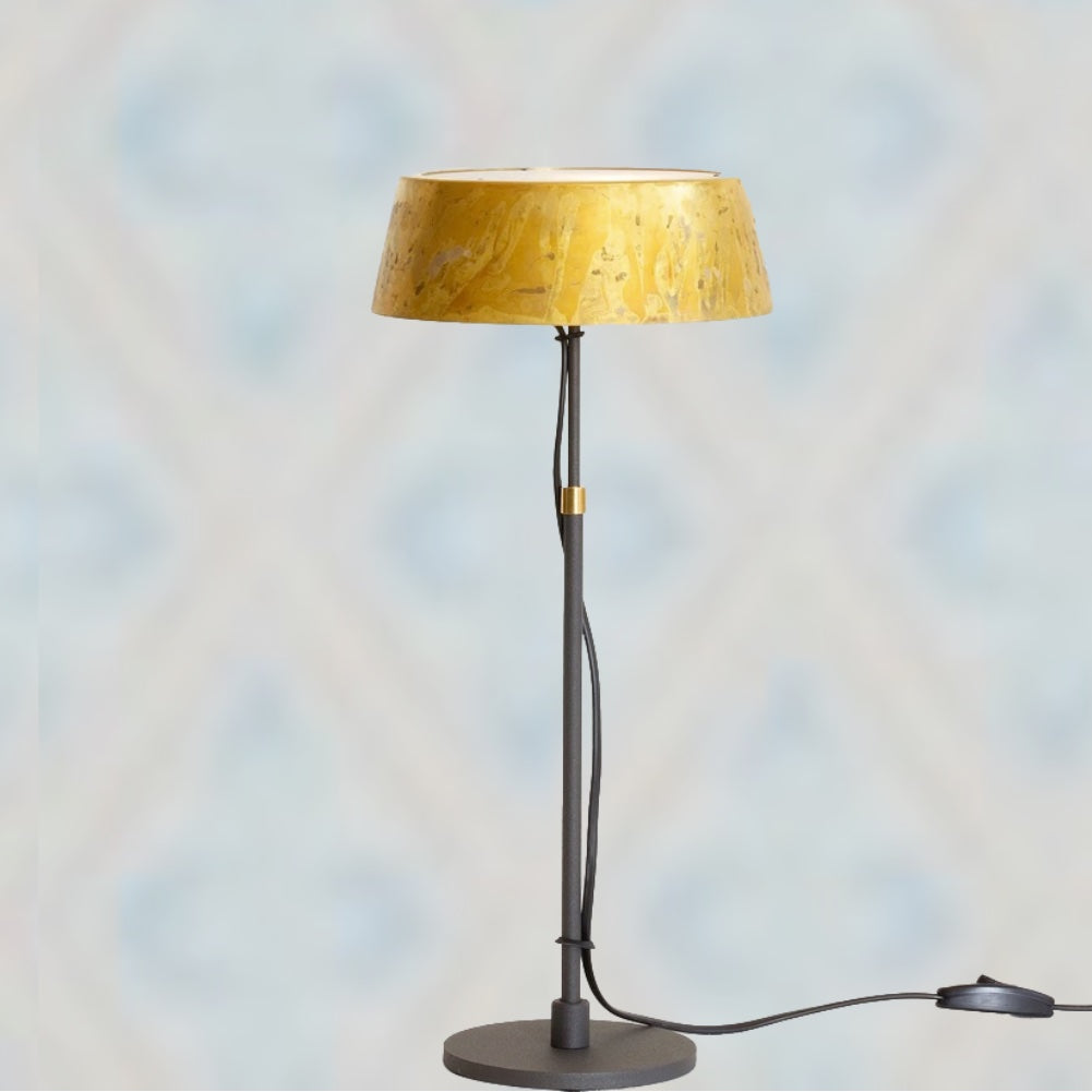 Lampe vor Schwedentapete