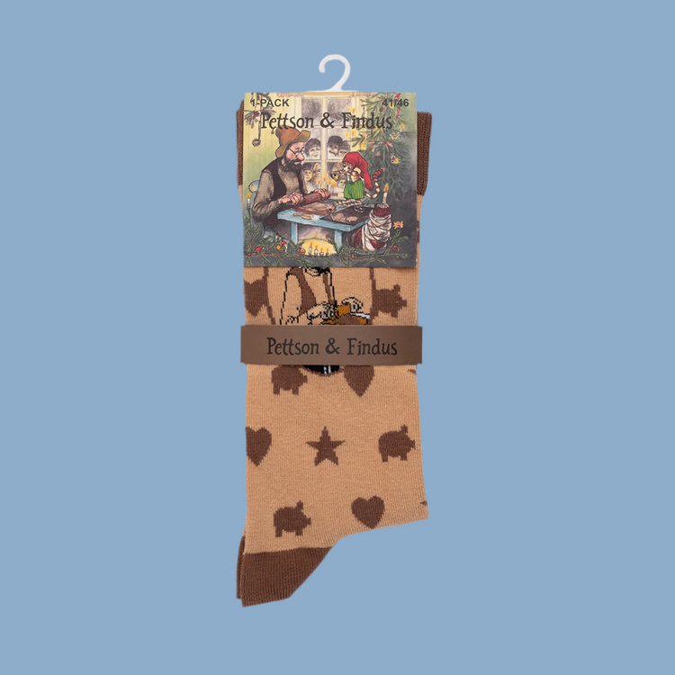 Socken in hellbraun mit lauter Pfefferkuchen drauf und Pettersson der Teig austrollt