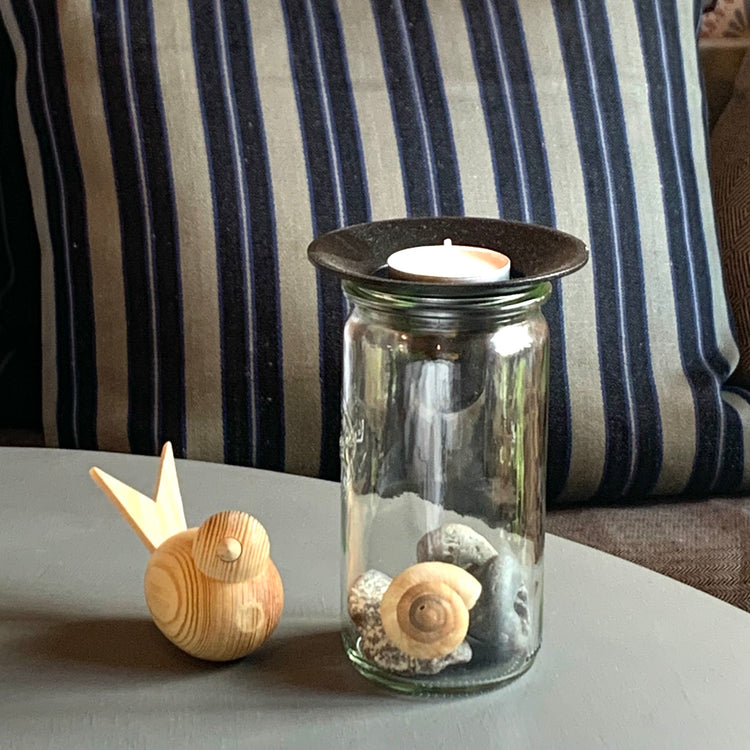 Kerzenhalter Burk mit Glas, in dem Hühnergötter und Schneckenhäuser liegen