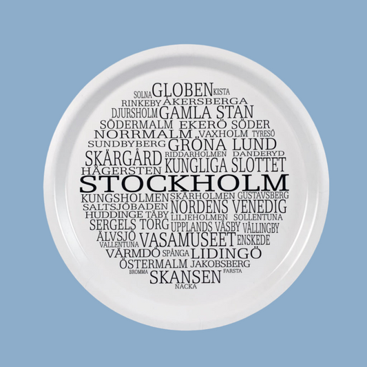 rundes Tablett in weiß mit Wörtern in schwarz, die alle etwas mit Stockholm zu tun haben