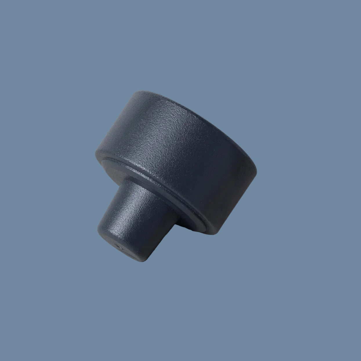 Kerzenhalter Adapter Oberteil aus Metall dunkelblau vor mysblauem Hintergrund