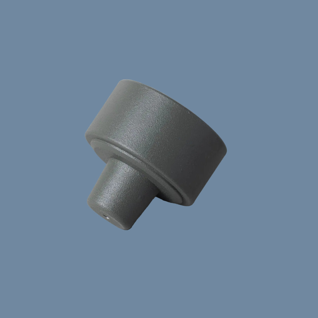Kerzenhalter Adapter Oberteil aus Metall dunkelgrün vor mysblauem Hintergrund