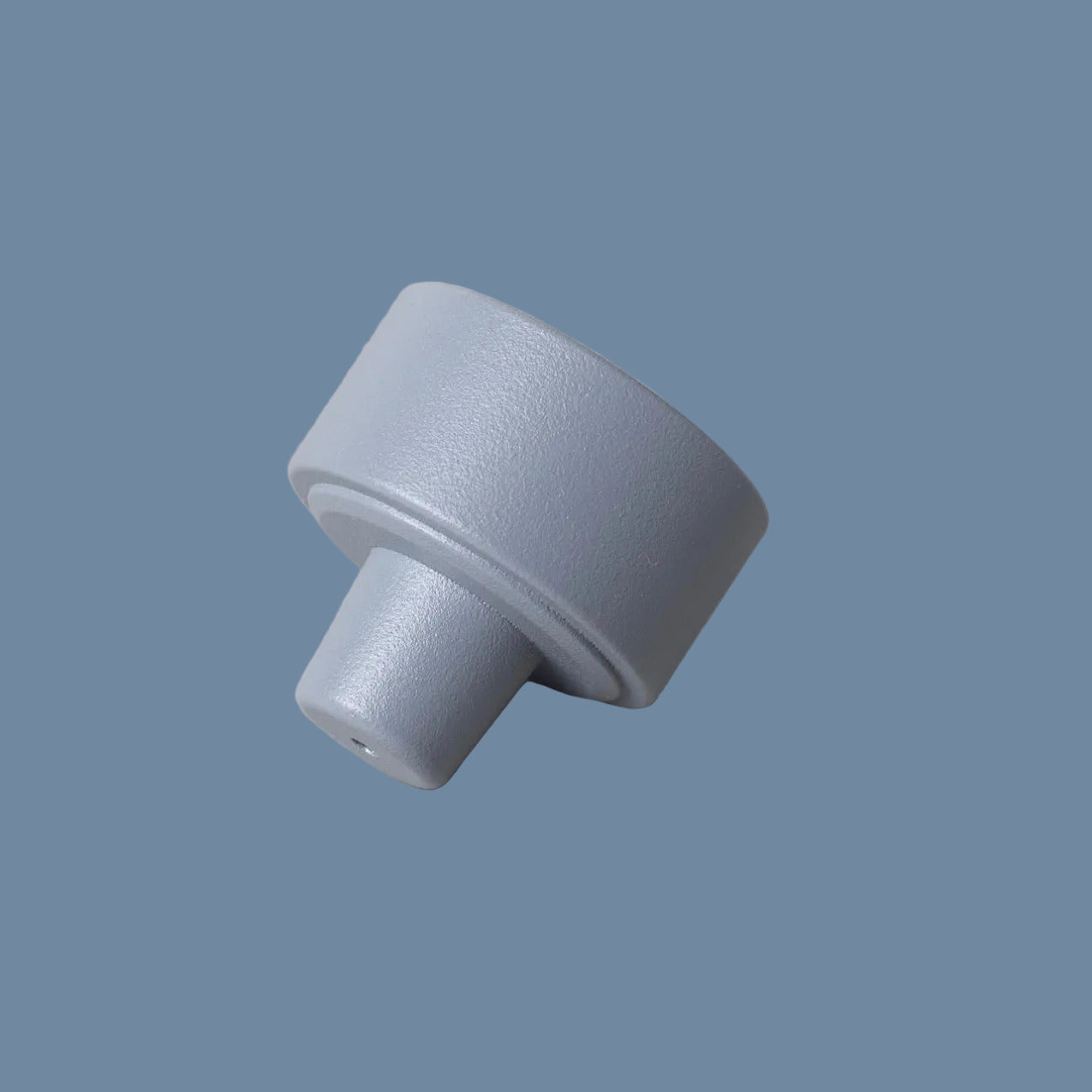 Kerzenhalter Adapter Oberteil aus Metall nebelblau vor mysblauem Hintergrund
