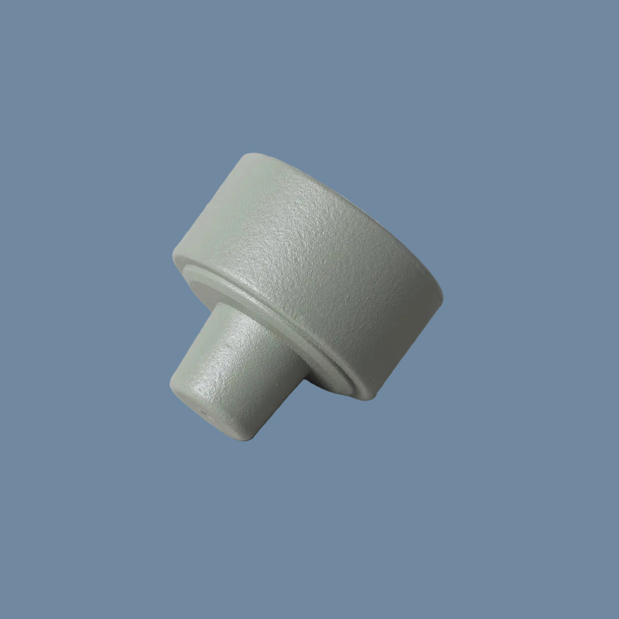 Kerzenhalter Adapter Oberteil aus Metall wiesengrün vor mysblauem Hintergrund