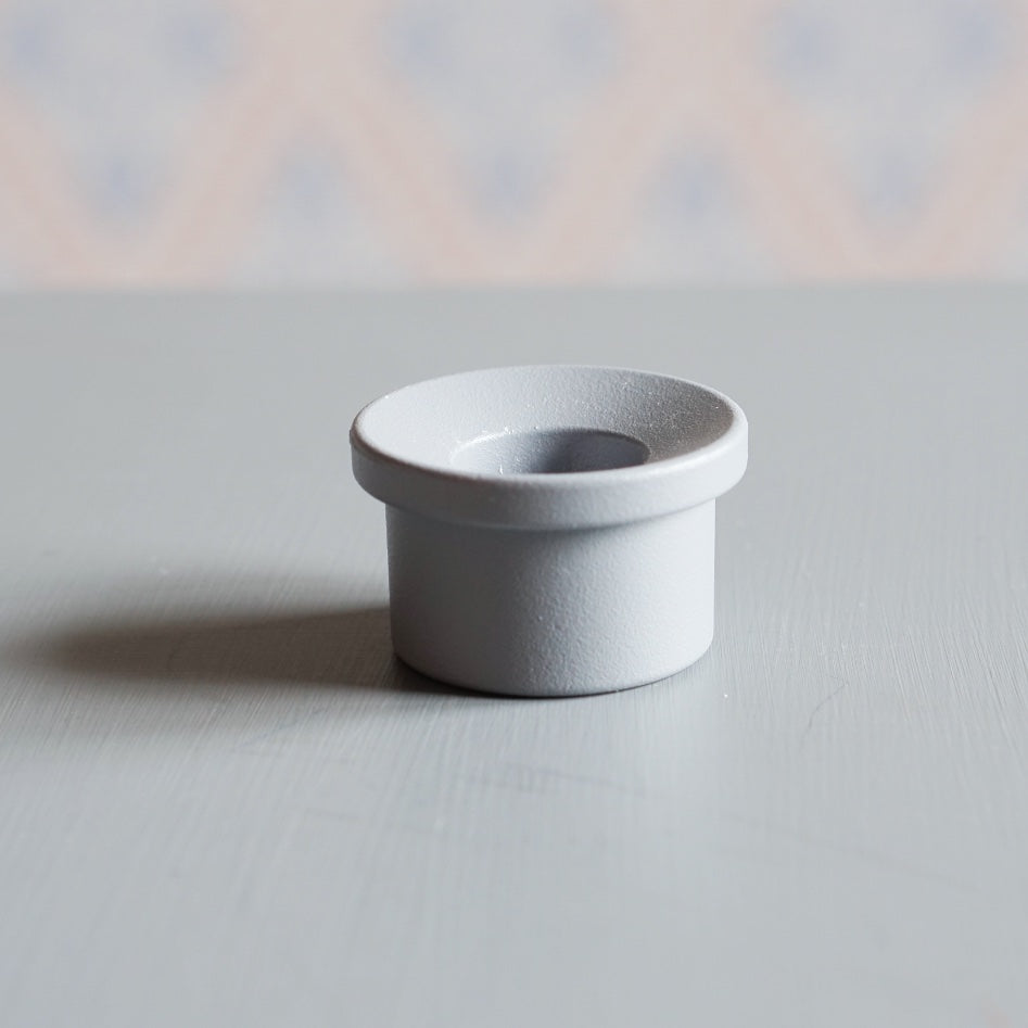 Kerzenhalter Adapter aus Metall in Farbe nebel auf Tisch vor schwedischer Tapete