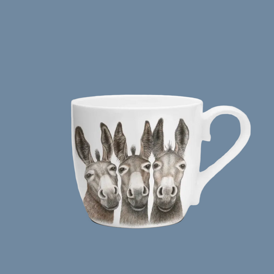 Tasse aus Porzellan mit Eseln auf Vorderhand Rückseite mit mysblauem Hintergrund