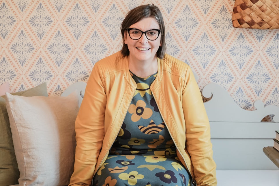 Antje im Laden auf dem Küchensofa sitzend