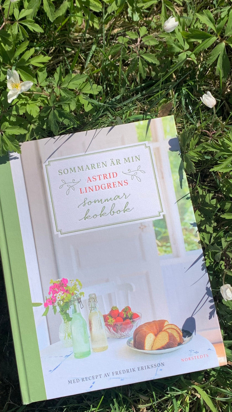 Astrid-Lindgren-Kochbuch liegt zugeschlagen zwischen Buschwindröschen