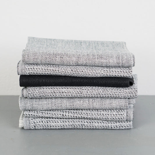 Bada Handtücher Leinen gestapelt auf einem Tisch