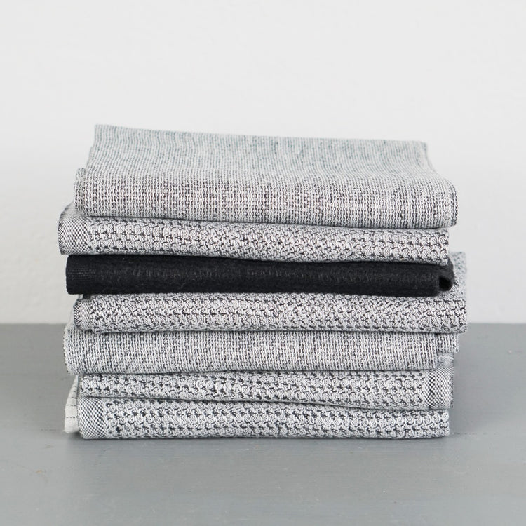 Bada Handtücher Leinen gestapelt auf einem Tisch