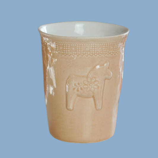 hagebuttenfarbener Becher aus Keramik mit Dalapferdrelief