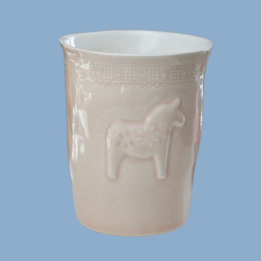 hellrosa Becher aus Keramik mit Dalapferdrelief