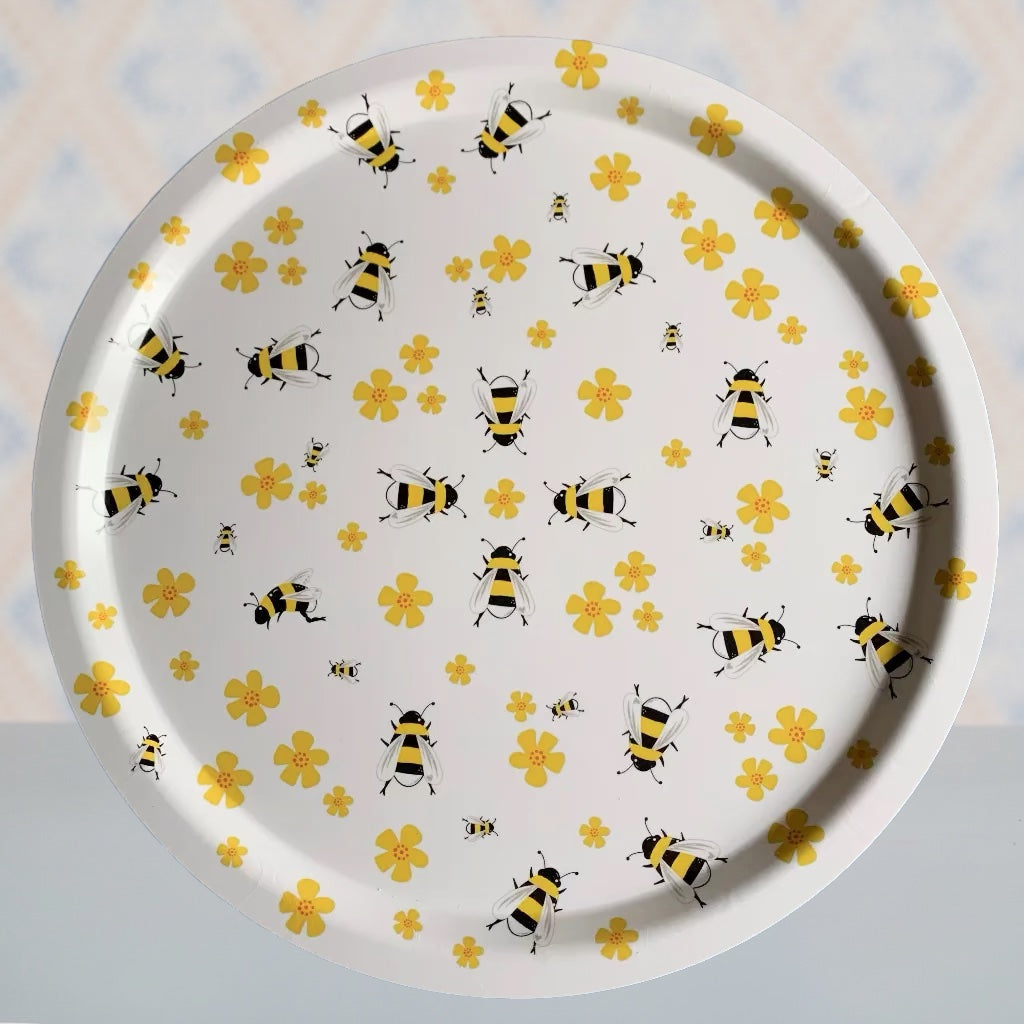 Vorderseite des Runden Holztabletts mit Bienen und gelben Blüten