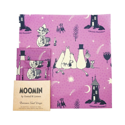 das 3er Set der Bienenwachstücher mit Muminmotiv Abenddämmerung in lila und dahinter ein offenes von den großen Tüchern, sodass man das Motiv sieht von Gustaf und Linnea