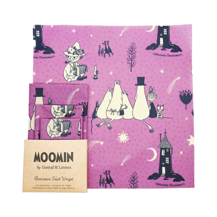 das 3er Set der Bienenwachstücher mit Muminmotiv Abenddämmerung in lila und dahinter ein offenes von den großen Tüchern, sodass man das Motiv sieht von Gustaf und Linnea