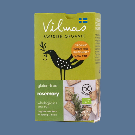 grüne Schachtel mit Rosmarin Crackern vor hellblauem Hintergrund