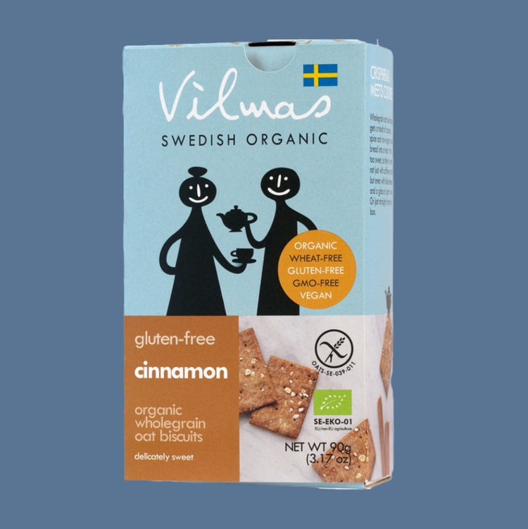 Schachtel Zimt Cracker vor hellblauem Hintergrund