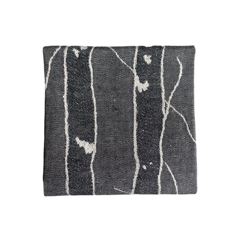 Handtuch aus Leinen mit Birkenstammmuster in schwarz zusammengefaltet