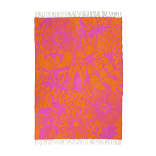 aufgefaltete Wolldecke, sodass man schön alle Blumen und Blätter in lila auf orangefarbenem Hintergrund sieht