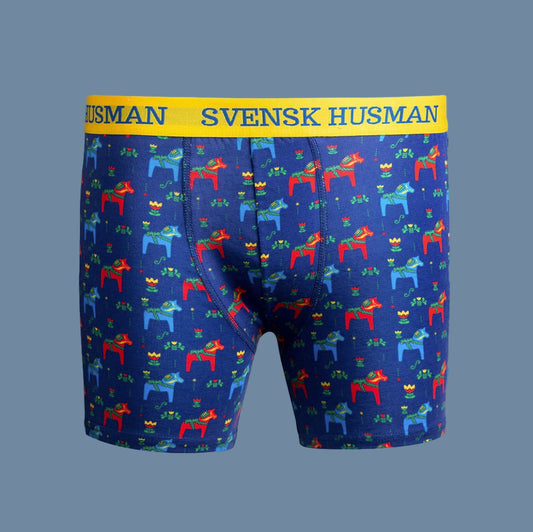 Blaue Boxershorts mit Dalapferden aus Baumwolle mit gelbem Gummibund von Svensk Husman erhältlich bei MYS