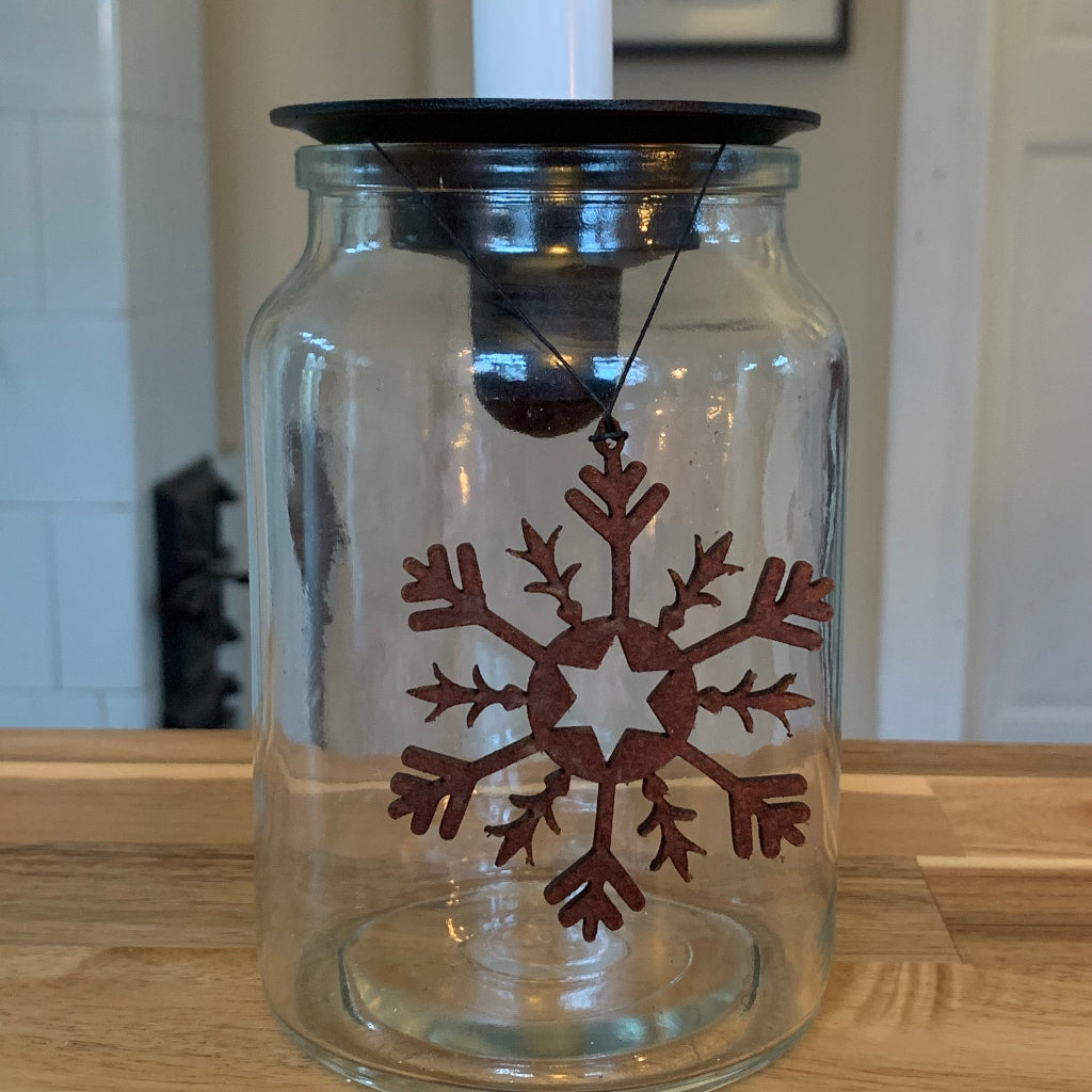 Burk Kerzenhalter Metall schwarz auf Glas mit Weihnachtsbaumschmuck aus Leder