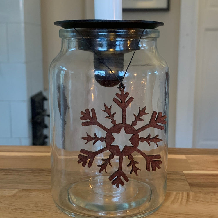 Burk Kerzenhalter Metall schwarz auf Glas mit Weihnachtsbaumschmuck aus Leder