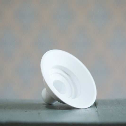 Kerzenhalter Burlk aus Metall in weiße liegend auf einem Tisch