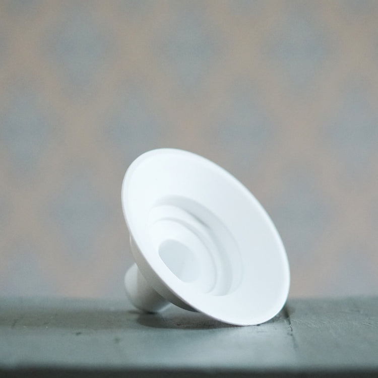 Kerzenhalter Burlk aus Metall in weiße liegend auf einem Tisch