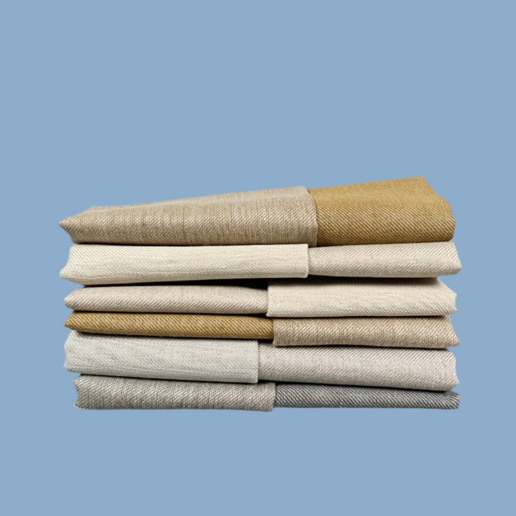 Spa Badetücher im Stapel vor blauem Hintergrund