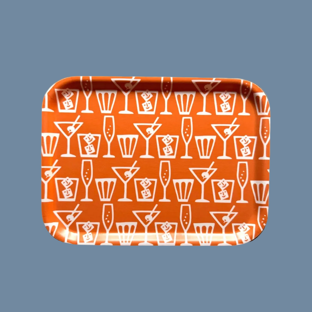 Oranges Holztablett Cocktail vor mysblauem Hintergrund
