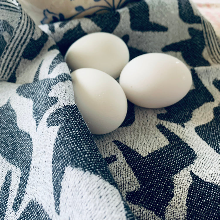 3 Eier auf Geschirrtuch mit schwarzen Dalapferden