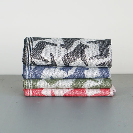 vier gefaltete Handtücher mit Muster Dalahäst als Stapel, rot, grün, blau, schwarz