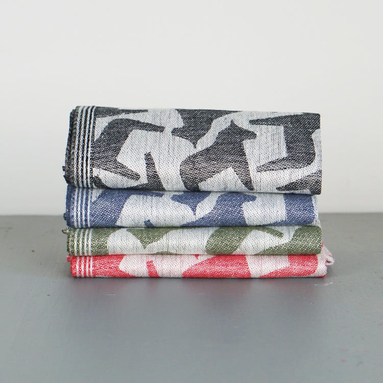 vier gefaltete Handtücher mit Muster Dalahäst als Stapel, rot, grün, blau, schwarz