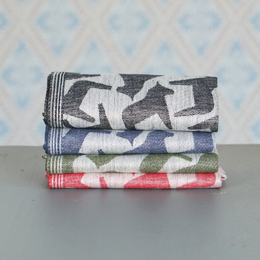 Dalapferd Handtuch Leinen im Stapel auf Tisch vor Schwedentapete