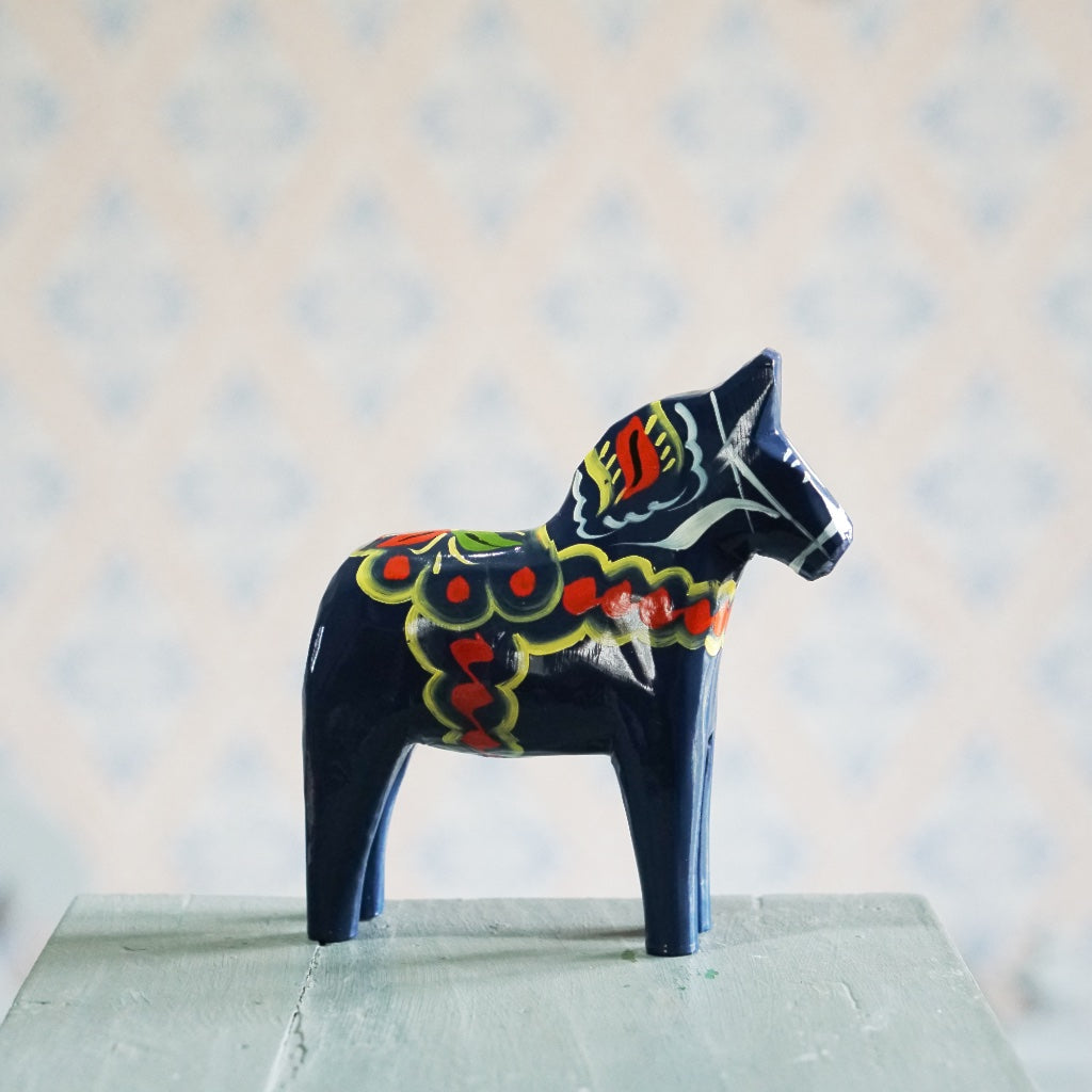 seitliche Ansicht des Dalapferdes in blau