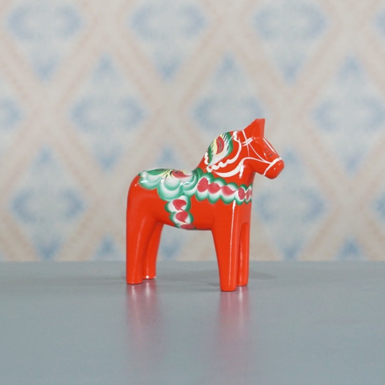 16 cm großes, rotes Dalapferd mit weiß, rot, grüner Bemalung vor der antiken Tapete im Mys Shop