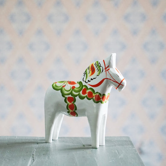 leicht schräge Seitenansicht des Dlapferdes in weiß