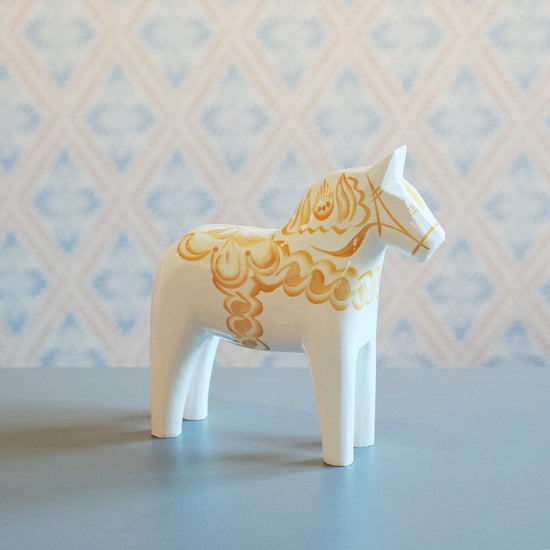 weißes Dalapferd mit Bemalung in Gold