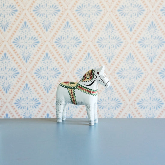 Dalapferd in weiß mit Muster antik, mattes Finish