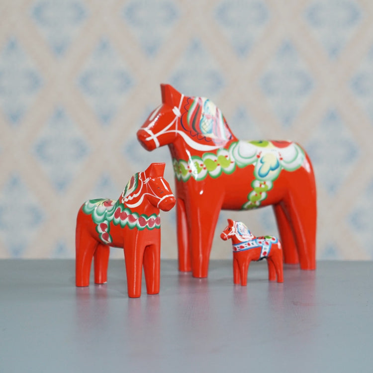 Original schwedische Dalapferde aus Holz in rot in drei Größen von Nils Olsson