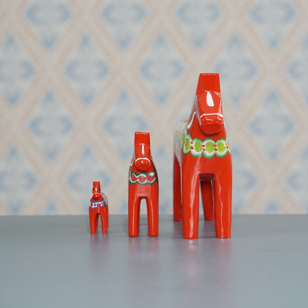 Original schwedische Dalapferde aus Holz in rot in drei Größen von vorn von Nils Olsson