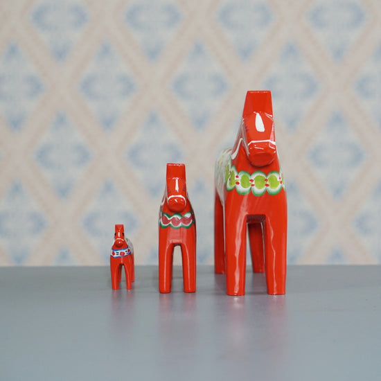 Original schwedische Dalapferde aus Holz in rot in drei Größen von vorn von Nils Olsson